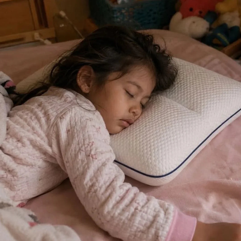 Il cuscino per bambini fatto per il suo collo