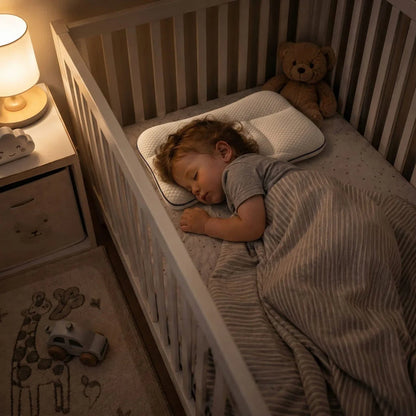 Il cuscino per bambini fatto per il suo collo